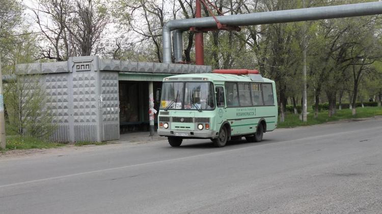 В Невинномысске вандал разбил стекло маршрутного автобуса