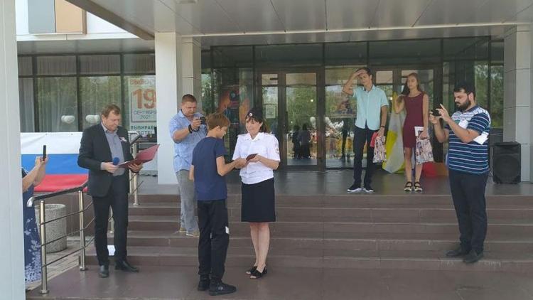 В Кировском округе Ставрополья накануне Дня флага вручили паспорта
