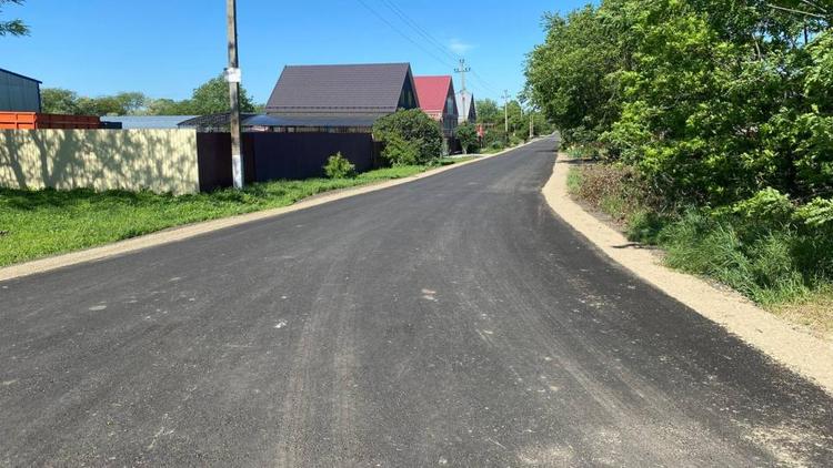 В Новоалександровском округе Ставрополья на трёх участках дорог уложили асфальт 