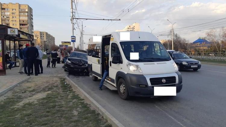 В Ставрополе пассажир маршрутки ударился головой при ДТП на Доваторцев