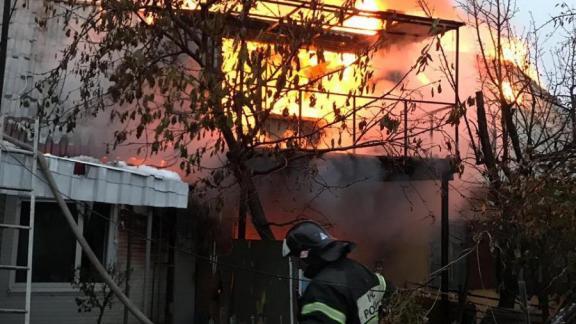 В Пятигорске сгорел двухэтажный дом на улице Широкой