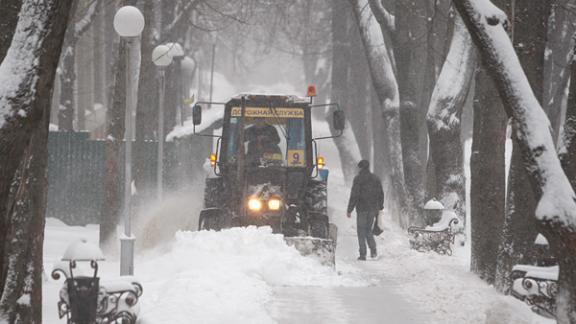 На дорогах Ставрополья в снегопад дежурит 170 единиц техники