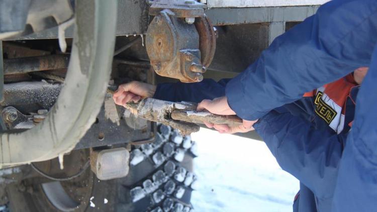 В ставропольском селе Дивном спасатели дважды вытаскивали машины из кюветов