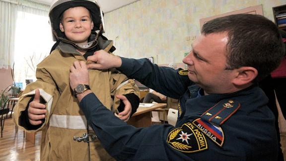 Противопожарные занятия проводят огнеборцы в детском саду