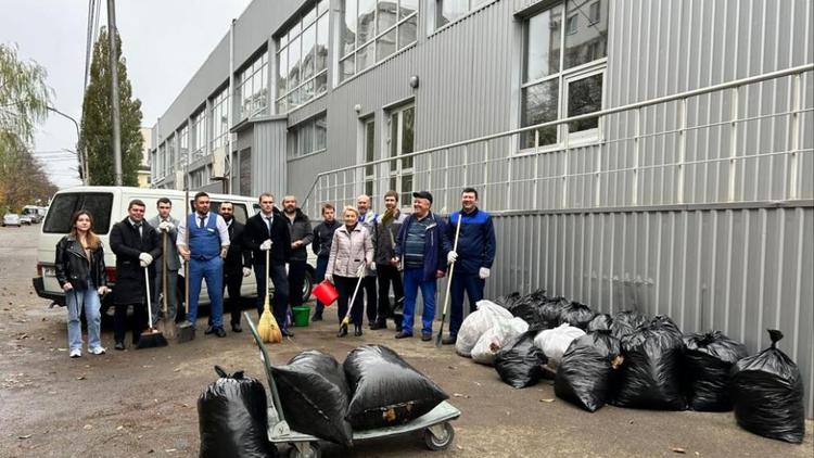 В Ставрополе прошла масштабная уборка листвы