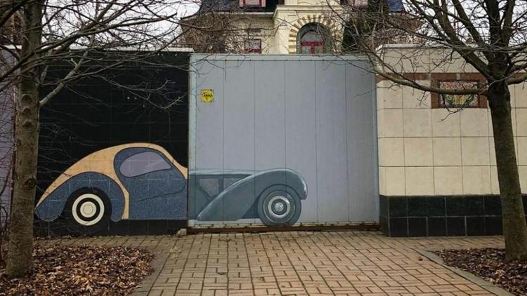 В Ставрополе забор частного дома украсил ретро-автомобиль