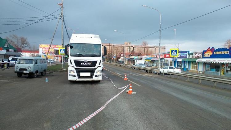 В Грачёвском округе Ставрополья под колёсами грузовика погибла женщина