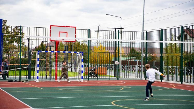 В ауле Ипатовского округа обустраивают современную площадку для игр и спорта