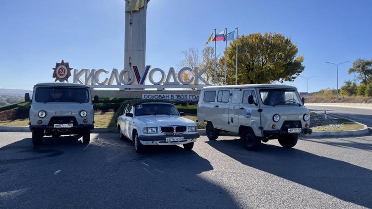 Новые автомобили отправили в зону СВО из Кисловодска
