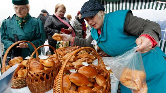 Цветы, подарки и продукты к женскому празднику - на ярмарке в Ставрополе