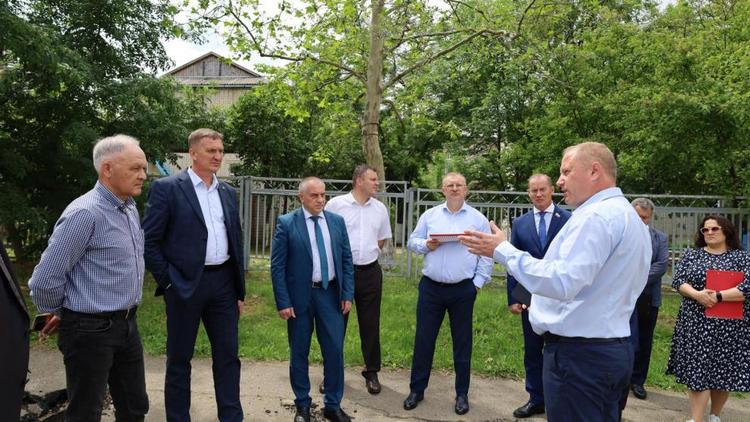 Депутаты проинспектировали ход благоустройства сквера в Солнечнодольске