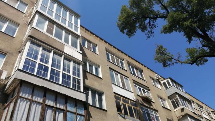 После падения ребёнка с 4 этажа в Кисловодске организовали проверку