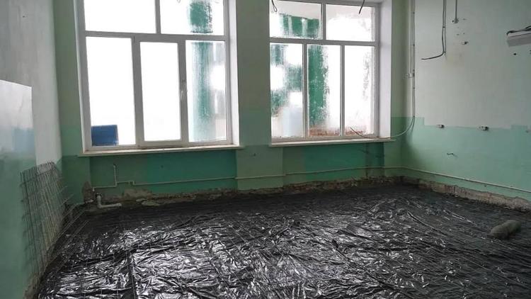 В поселке Каскадный проводят капитальный ремонт школы