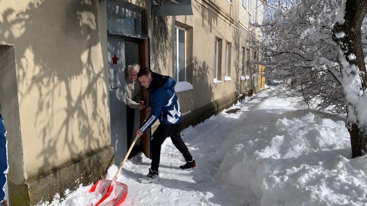 Активисты «Единой России» расчистили снег возле домов ветеранов в Ставрополе