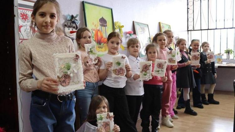 В Минеральных Водах дети изготовили открытки мамам в технике объёмной аппликации