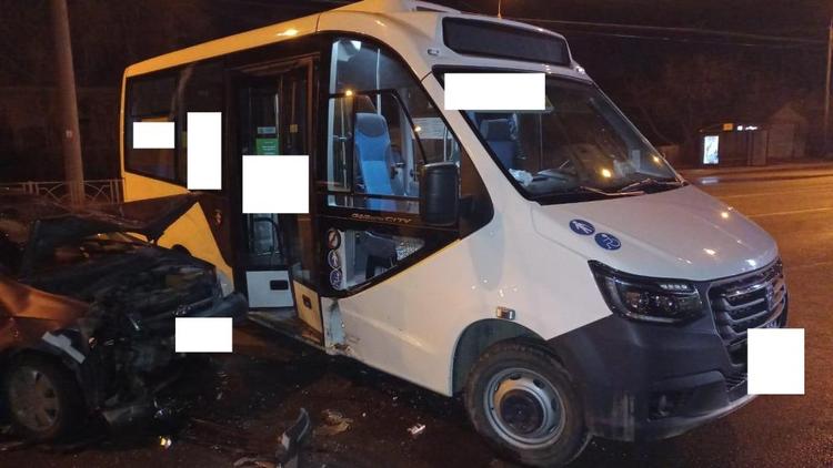 В Ставрополе водитель микроавтобуса устроил ДТП с двумя пострадавшими