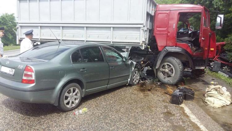На Ставрополье в страшном ДТП с КАМАЗом 2 человека погибли, 4 ранены