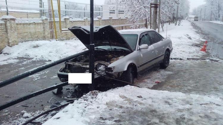 В Ставрополе водитель врезался в фонарный столб