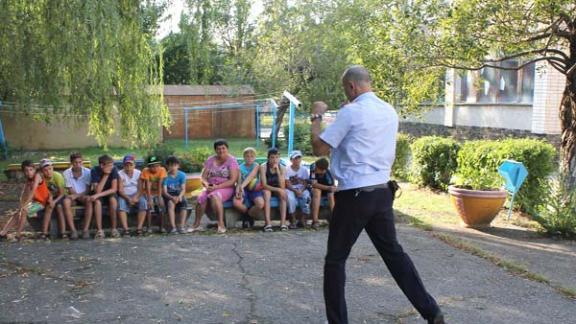 В Невинномысске полицейские организовали для ребят мастер-класс по приемам самозащиты