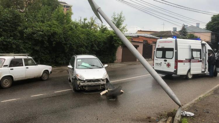 В Кисловодске женщина ​въехала в фонарный столб