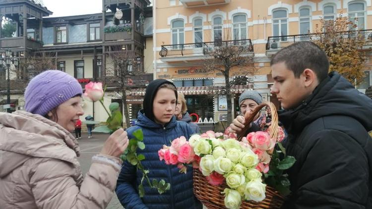 Более двух тысяч роз подарили женщинам в День матери в Кисловодске