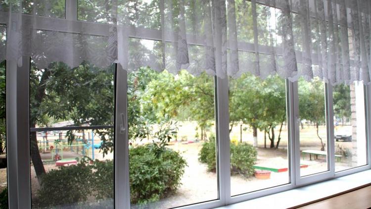 На Ставрополье в 27 территориях края меняют окна в школах