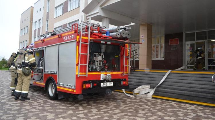 Двух человек эвакуировали из-за пожара в Ставрополе