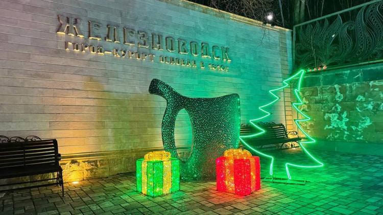 В Железноводске масштабно украсили город к Новому году