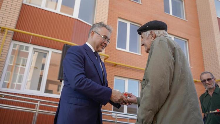 Губернатор Ставрополья вручил ключи от квартир переселенцам из ветхого жилья в Пятигорске