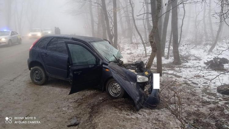 Вблизи Ставрополя водитель без прав врезался в дерево и погиб