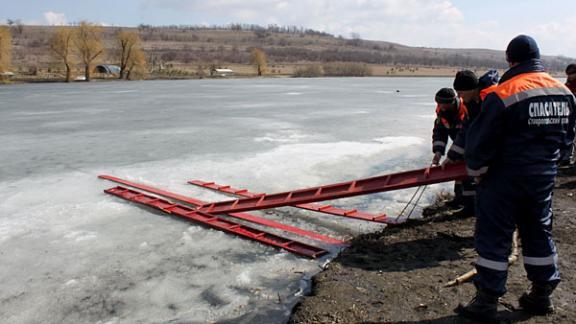 МЧС: Как спастись, провалившись под лед в холодную воду