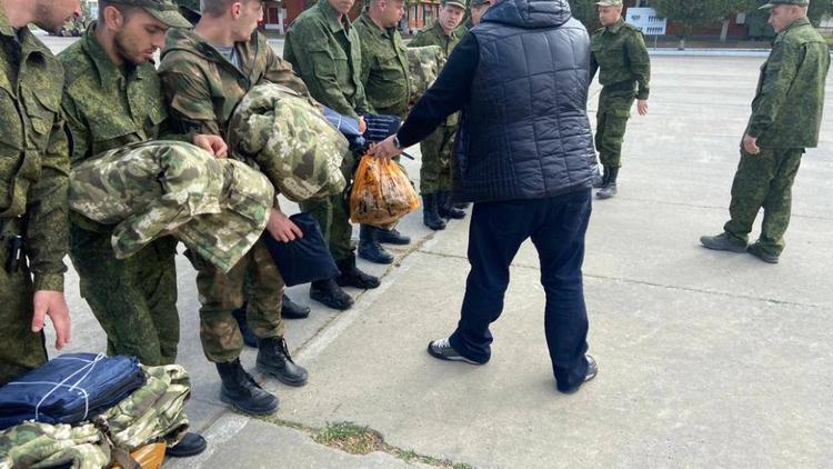 Глава Предгорного округа передал мобилизованным землякам необходимые вещи