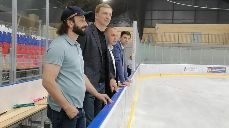 Известный фигурист Илья Авербух посетил школу зимних видов спорта в Ессентуках