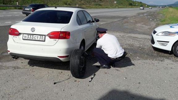 На Ставрополье экипаж ДПС за смену оказал помощь троим автолюбителям