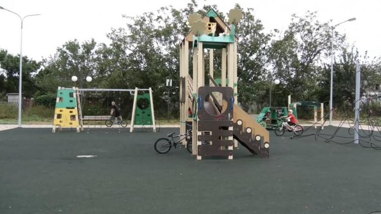 В селе Кочубеевском на Ставрополье обновят повреждённую детскую площадку