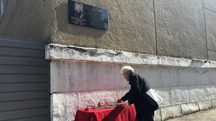 В память о генерале Константине Костерине в Ставрополе установили мемориальную доску