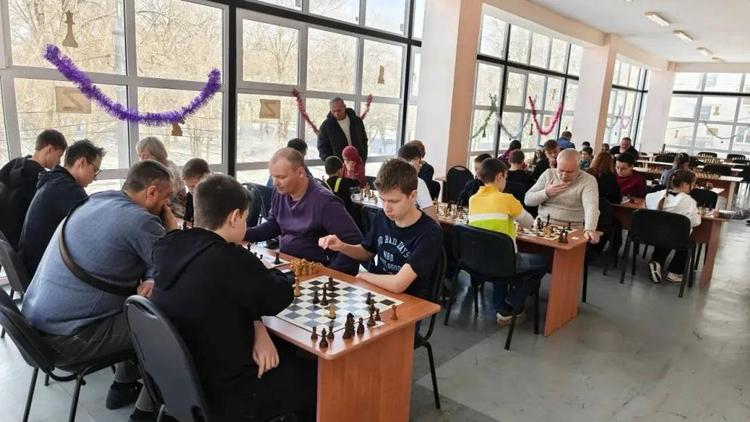 В Невинномысске прошёл праздничный шахматный турнир в дисциплине «блиц»