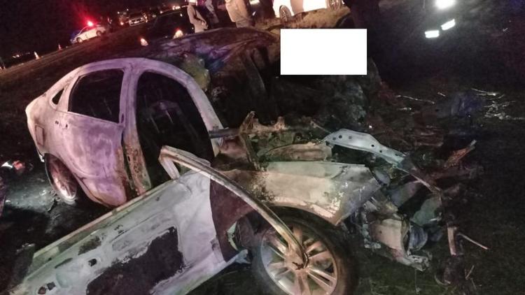 Мужчина погиб в сгоревшем автомобиле после столкновения с грузовиком на Ставрополье