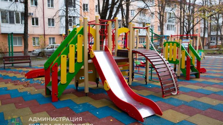 Детскую площадку благоустроили на улице Орджоникидзе в Ставрополе
