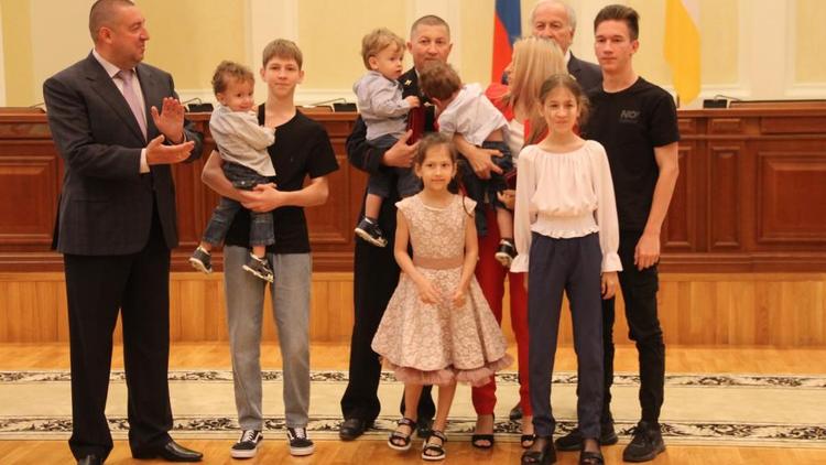 На Ставрополье многодетная семья Струковых награждена медалью ордена «Родительская слава»