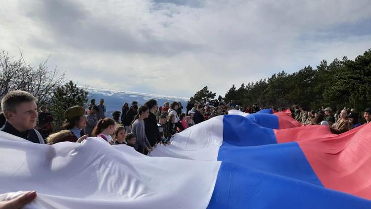 Огромный триколор развернули над Кисловодском в День защитника Отечества