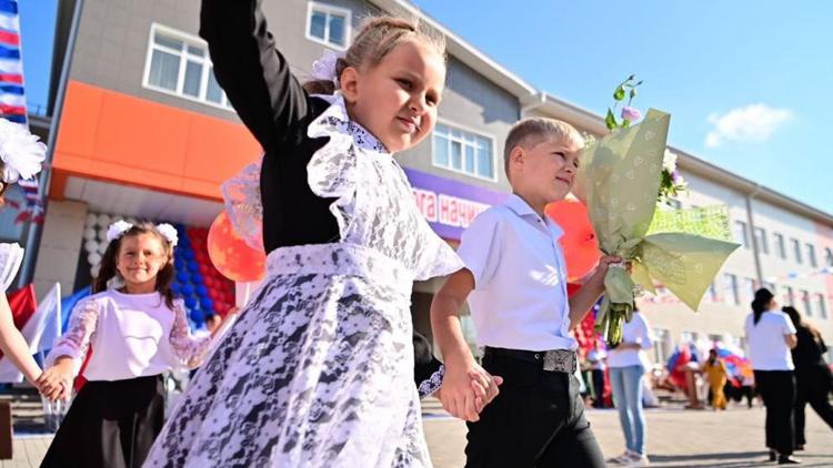Активисты «Единой России» посетили линейки в школах Ставрополья