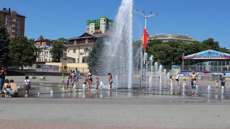 Ессентучане упорно не замечают запретов на купание в фонтане