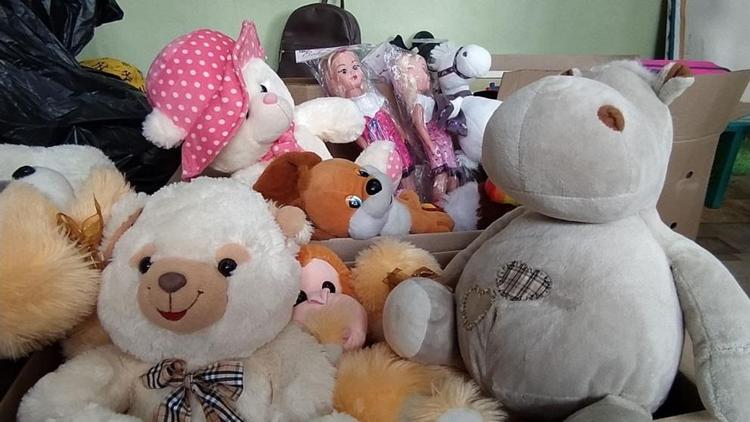 Юные жители Кисловодска отправили более тысячи игрушек детям из Донбасса
