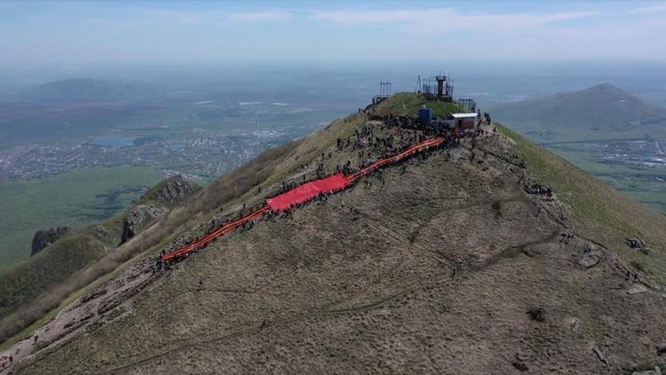 Знамя Победы развернули в Железноводске на горе Бештау