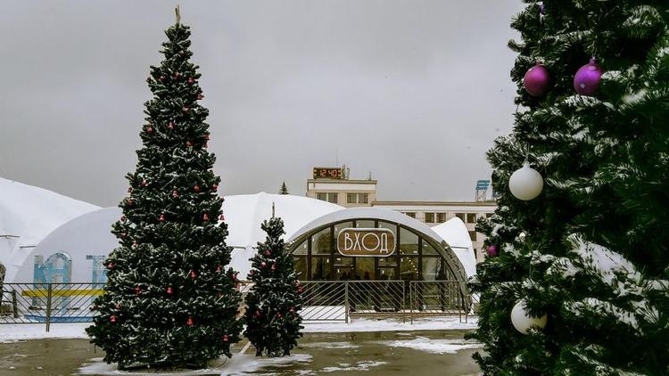 Открытки с видами новогоднего Ставрополя можно бесплатно отправить по всей России