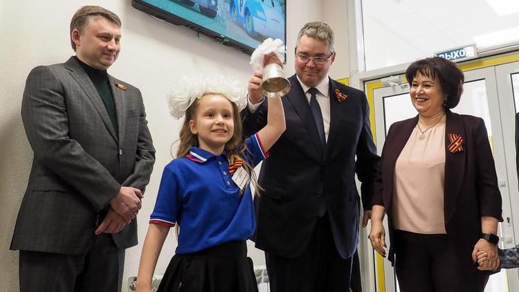 Владимир Владимиров поблагодарил третьеклассницу Варвару за экскурсию по новой школе