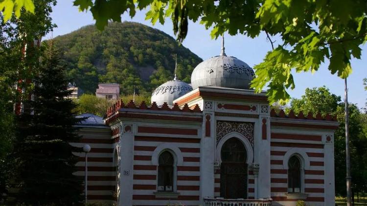 В Железноводске инвестор вернул арабскую вязь на купола Островских ванн