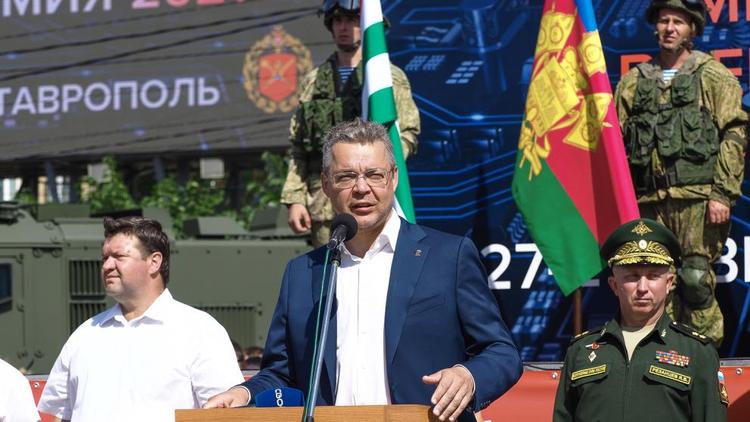 Губернатор Ставрополья принял участие в церемонии передачи боевого знамени