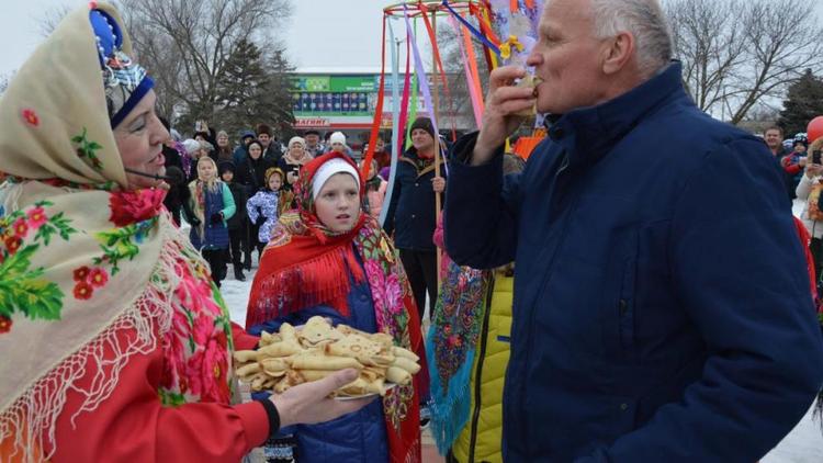 Как провожали Масленицу в Апанасенковском районе: куклы, гиря, сковородка